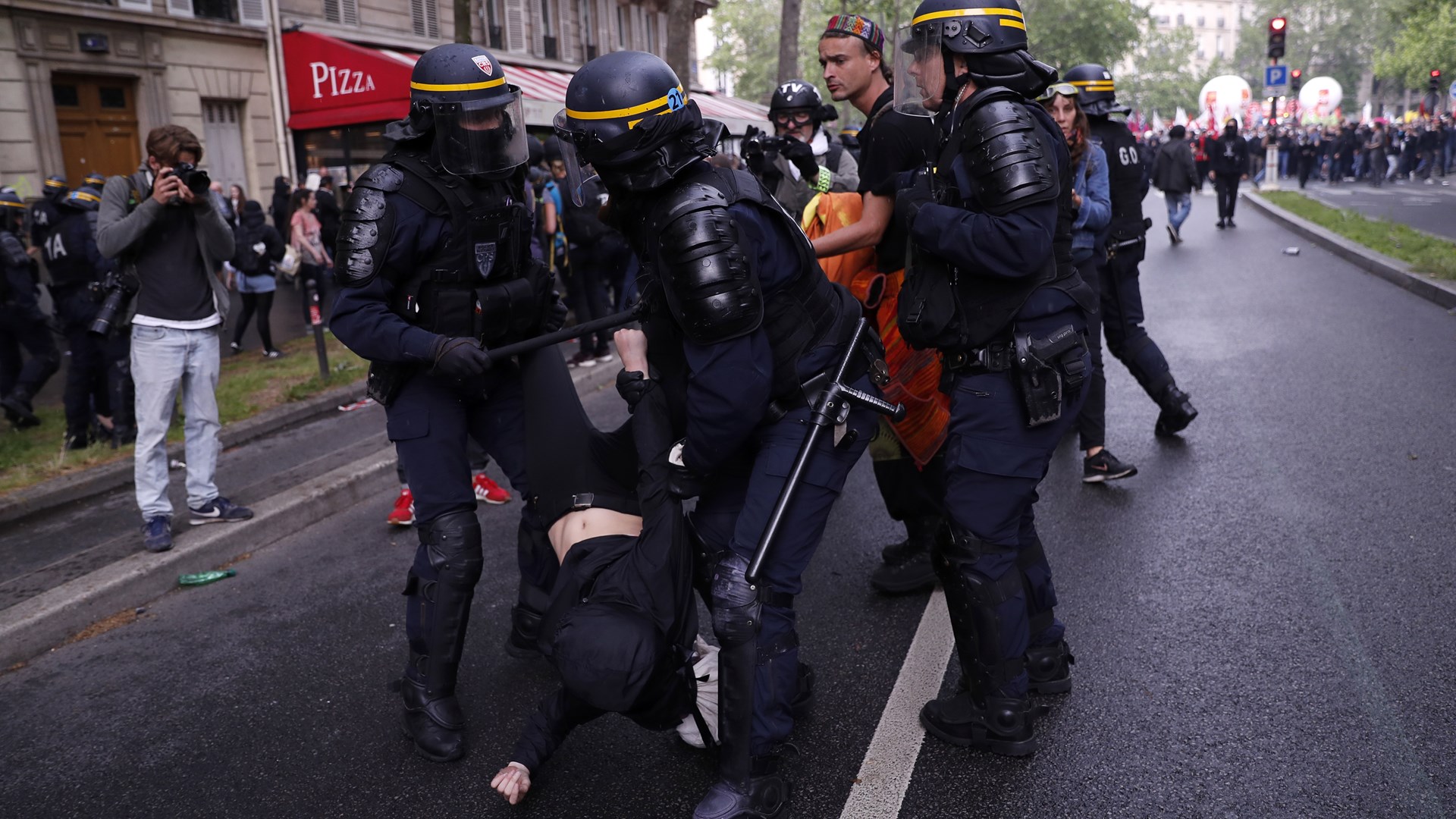 Χαμός στο Παρίσι – Άγριες συγκρούσεις μεταξύ κουκουλοφόρων και αστυνομικών – ΦΩΤΟ – ΒΙΝΤΕΟ