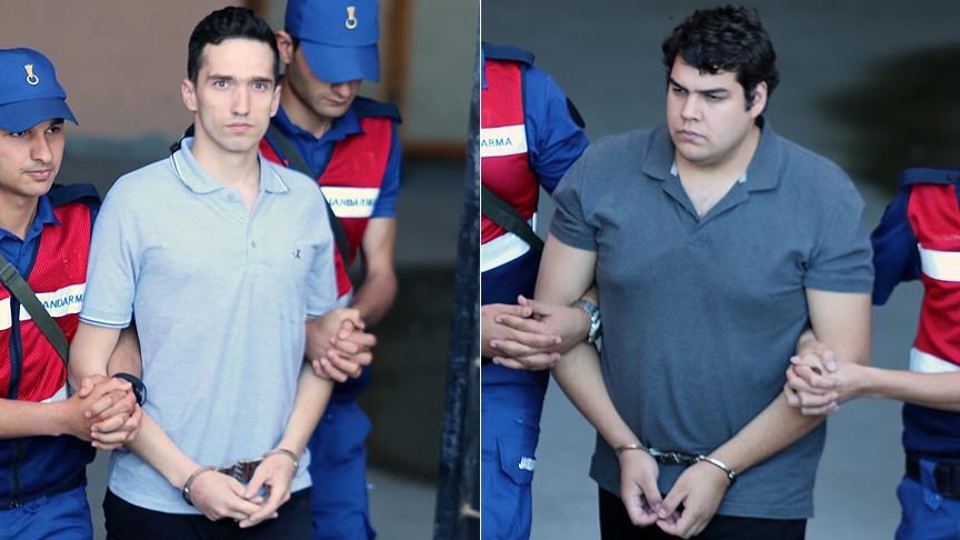 Νέες εικόνες από τους δύο Έλληνες στρατιωτικούς – Φορώντας χειροπέδες οδηγήθηκαν στο δικαστήριο – ΒΙΝΤΕΟ – ΦΩΤΟ