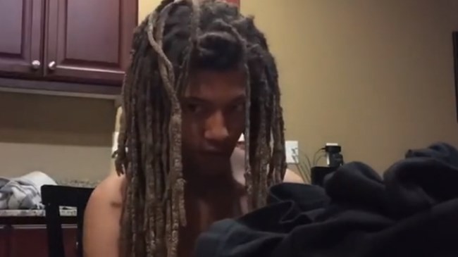 Η επική αντίδραση της μάνας που βλέπει τον γιο της έπειτα από 9 χρόνια ξανά φρεσκοκουρεμένο – ΒΙΝΤΕΟ