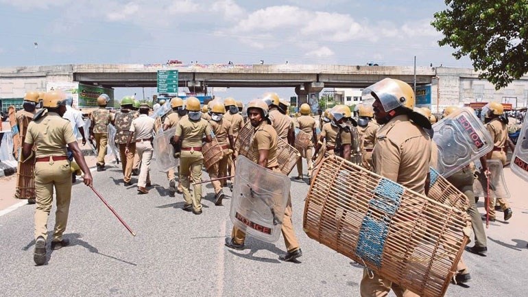 Αιματηρά επεισόδια στην Ινδία: Νεκροί 12 διαδηλωτές από αστυνομικά πυρά