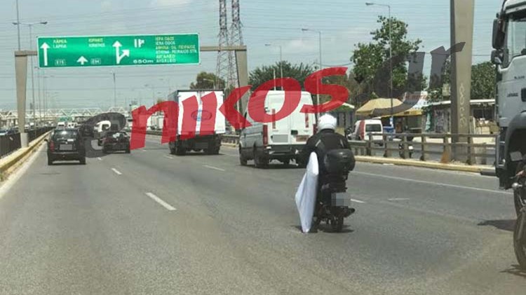 Έκανε το μηχανάκι του…μεταφορική και βγήκε στην Εθνική Οδό – ΦΩΤΟ αναγνώστη