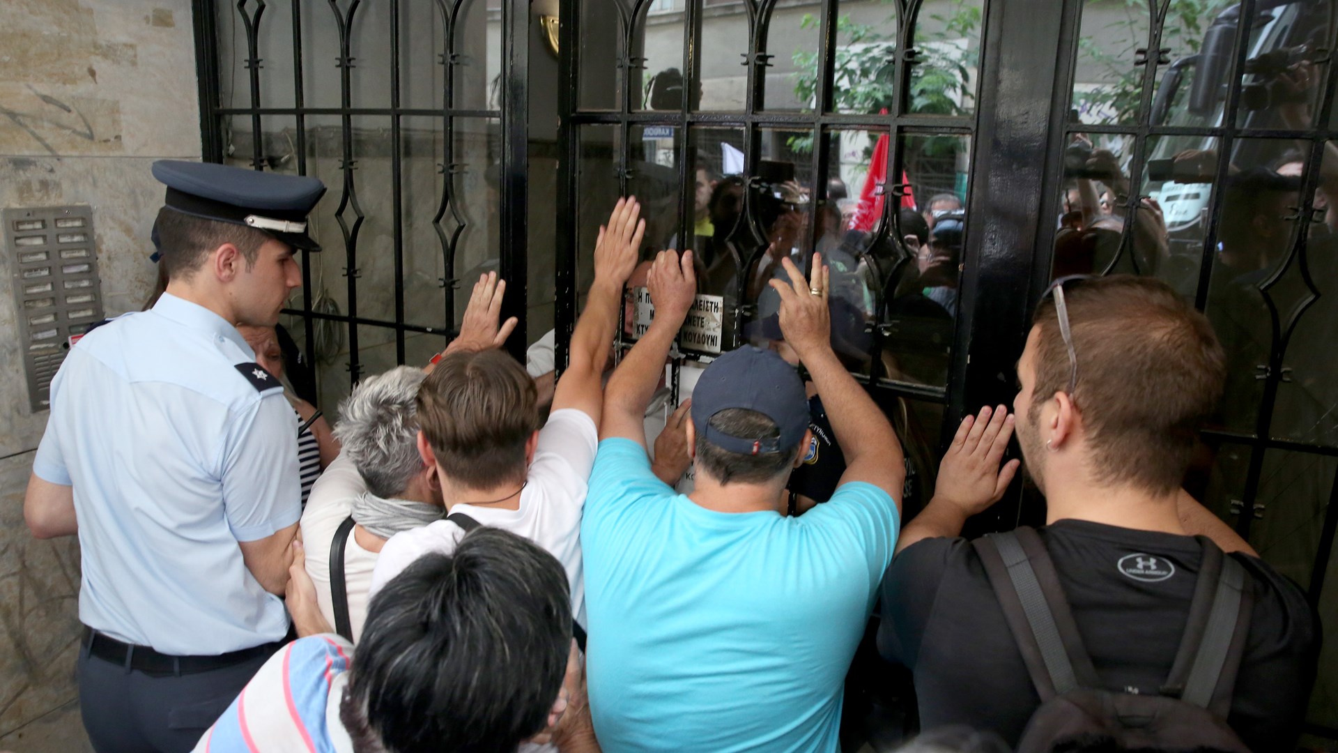 Ένταση έξω από συμβολαιογραφείο στο κέντρο της Αθήνας για τους πλειστηριασμούς – ΦΩΤΟ