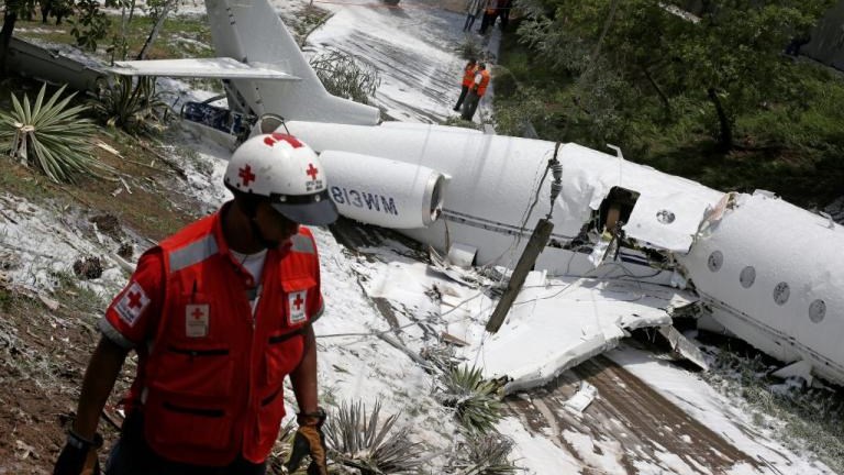 Αυτή η είδηση κάνει τον γύρο του κόσμου – Αεροπλάνο κόπηκε στα δύο και οι επιβάτες σώθηκαν από θαύμα – Συγκλονιστικές ΦΩΤΟ – ΒΙΝΤΕΟ