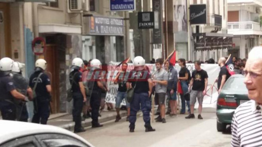 Διαδηλωτές απέκλεισαν συμβολαιογραφεία στην Πάτρα – ΒΙΝΤΕΟ – ΦΩΤΟ