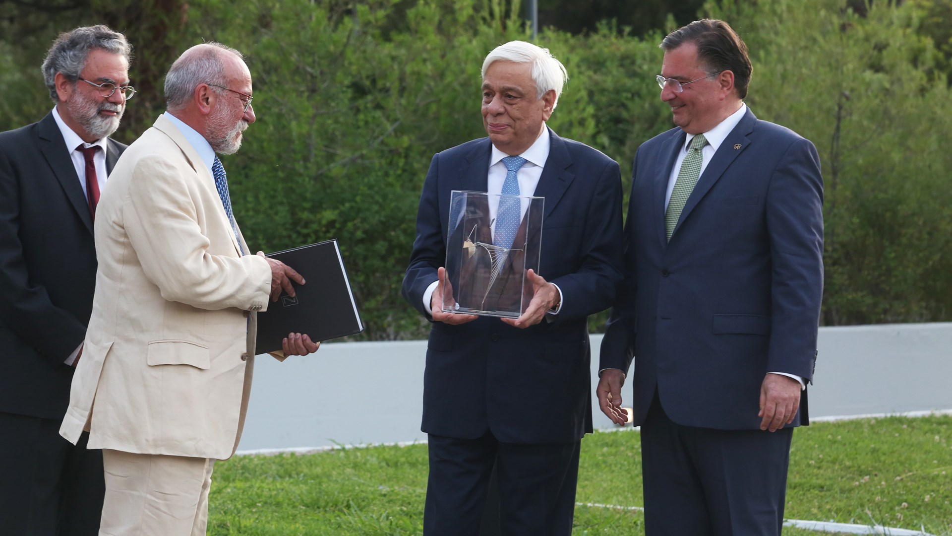 Ο Προκόπης Παυλόπουλος εγκαινίασε την υπαίθρια Δημοτική Γλυπτοθήκη στο Ψυχικό