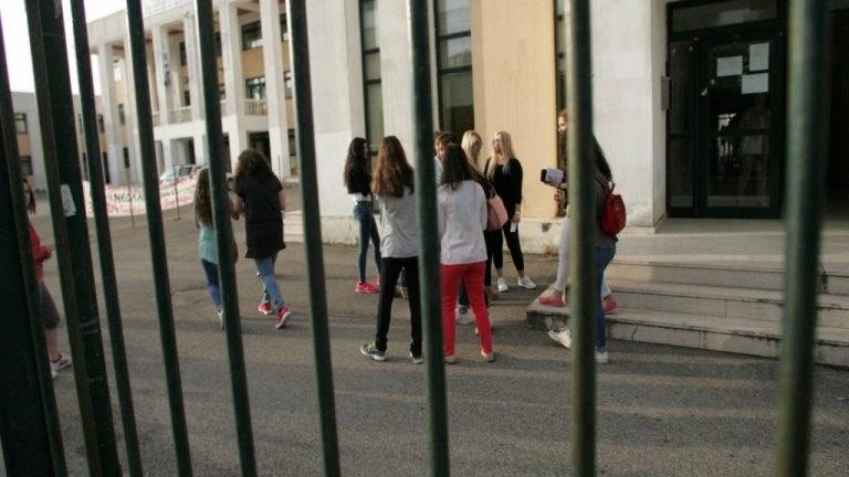 Σοκαριστική καταγγελία: Μητέρα εισέβαλε σε σχολείο, έσπασε γραφεία και έδειρε την υποδιευθύντρια