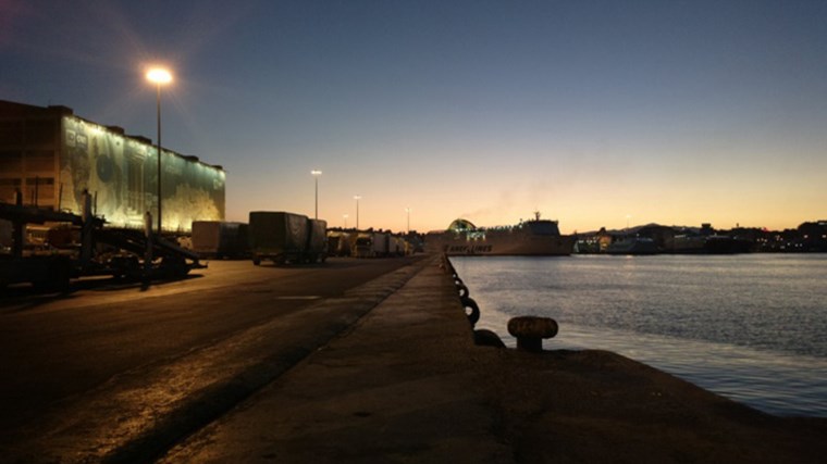 Άνδρας έπεσε από πλοίο στον Πειραιά – Μεγάλη επιχείρηση του Λιμενικού για τον εντοπισμό του – ΤΩΡΑ