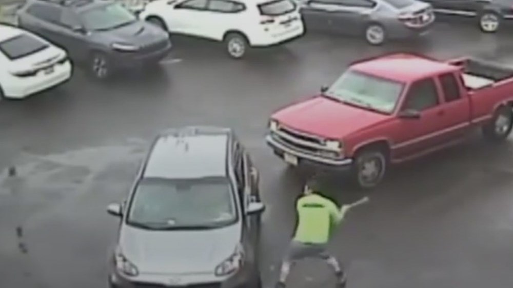 Εκτός ελέγχου άνδρας επιτέθηκε με βαριοπούλα σε οδηγό – ΒΙΝΤΕΟ