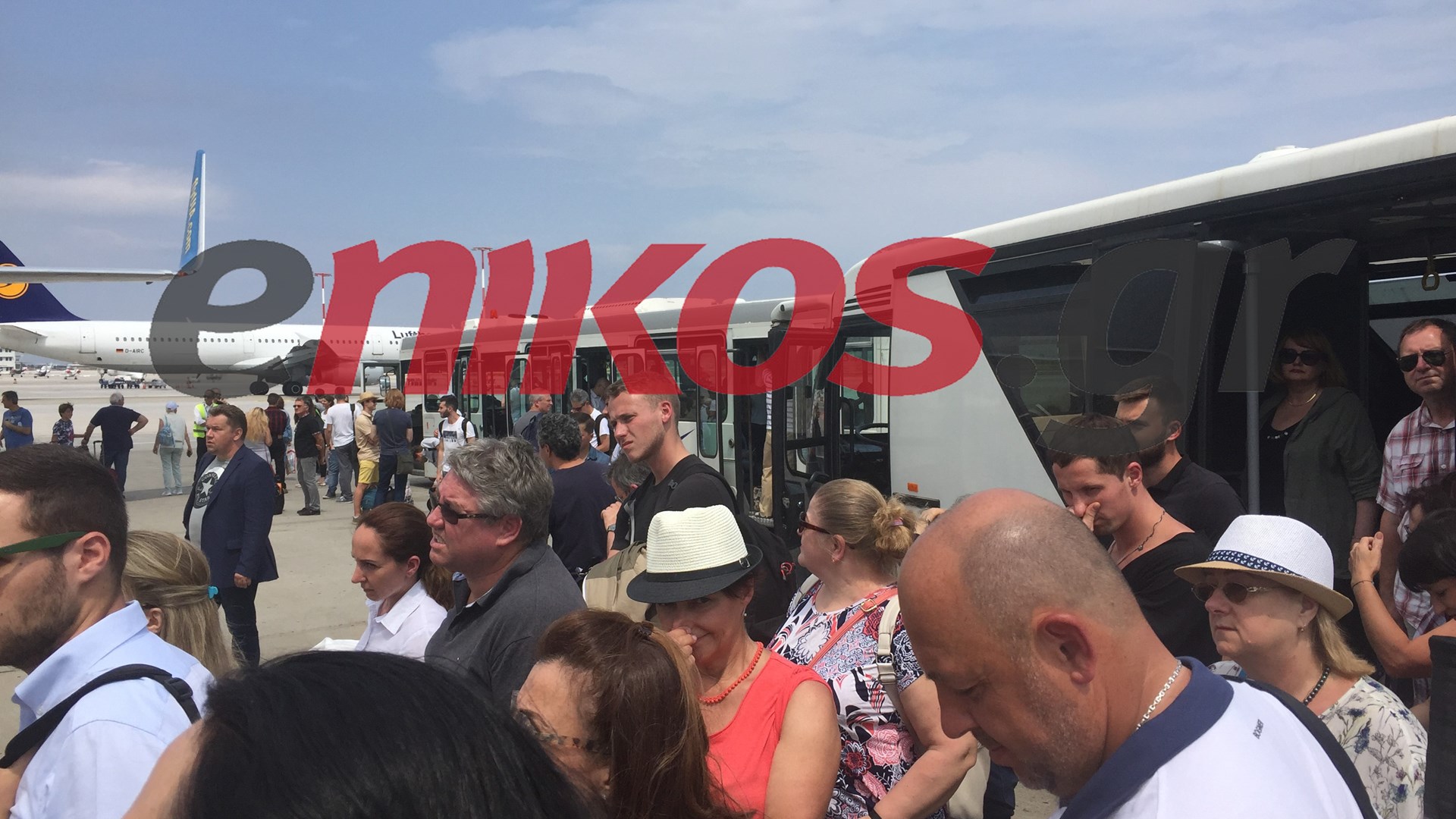 Ταλαιπωρία στο “Ελευθέριος Βενιζέλος” για τους επιβάτες της πτήσης προς Κίεβο – ΦΩΤΟ