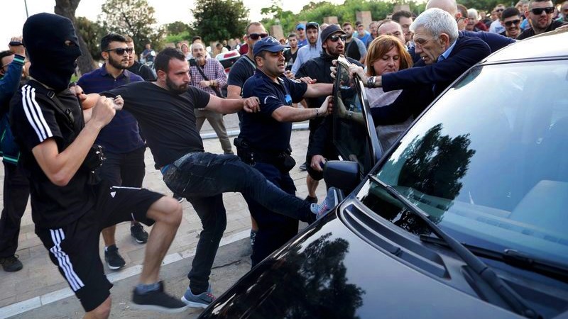 Ταυτοποιήθηκαν άλλα τρία άτομα για την επίθεση στον Μπουτάρη – Ανάμεσά τους ένας αστυνομικός