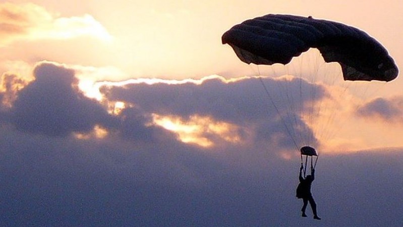 Λοχίας σαμποτάρισε το αλεξίπτωτο της γυναίκας του για να την δολοφονήσει – Δεν φαντάζεστε τη συνέχεια – ΦΩΤΟ