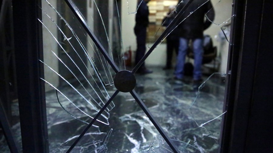 Επίθεση αντιεξουσιαστών με βαριοπούλες σε συμβολαιογραφείο στα Εξάρχεια