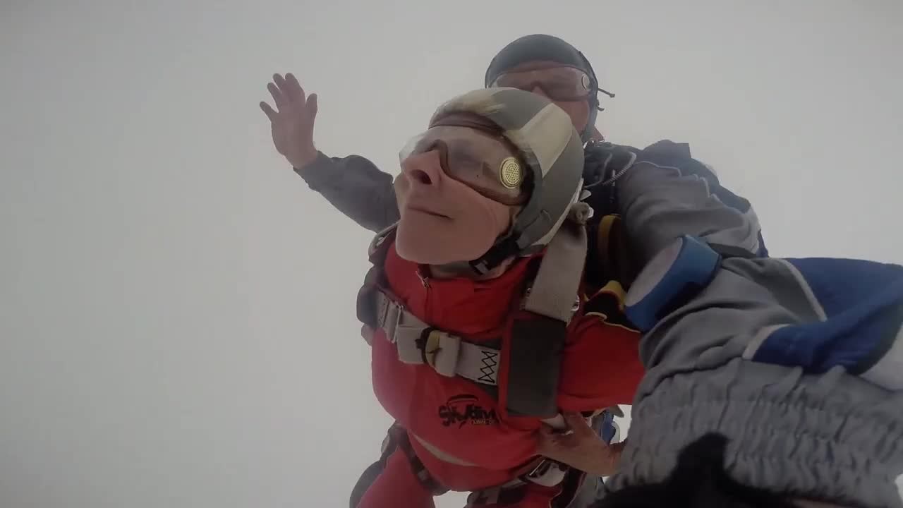 71χρονη γιόρτασε τα γενέθλια της με άλμα με αλεξίπτωτο – ΒΙΝΤΕΟ