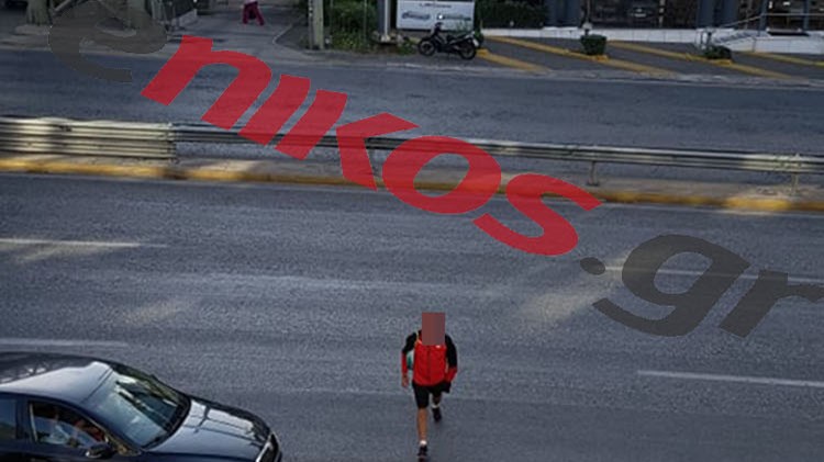 Συμπεριφορά πεζού για κλάματα- Διασχίζει την Κηφισίας καβαλώντας τις μπάρες, ενώ βρίσκεται ένα μέτρο από τη πεζογέφυρα- ΦΩΤΟ αναγνώστη
