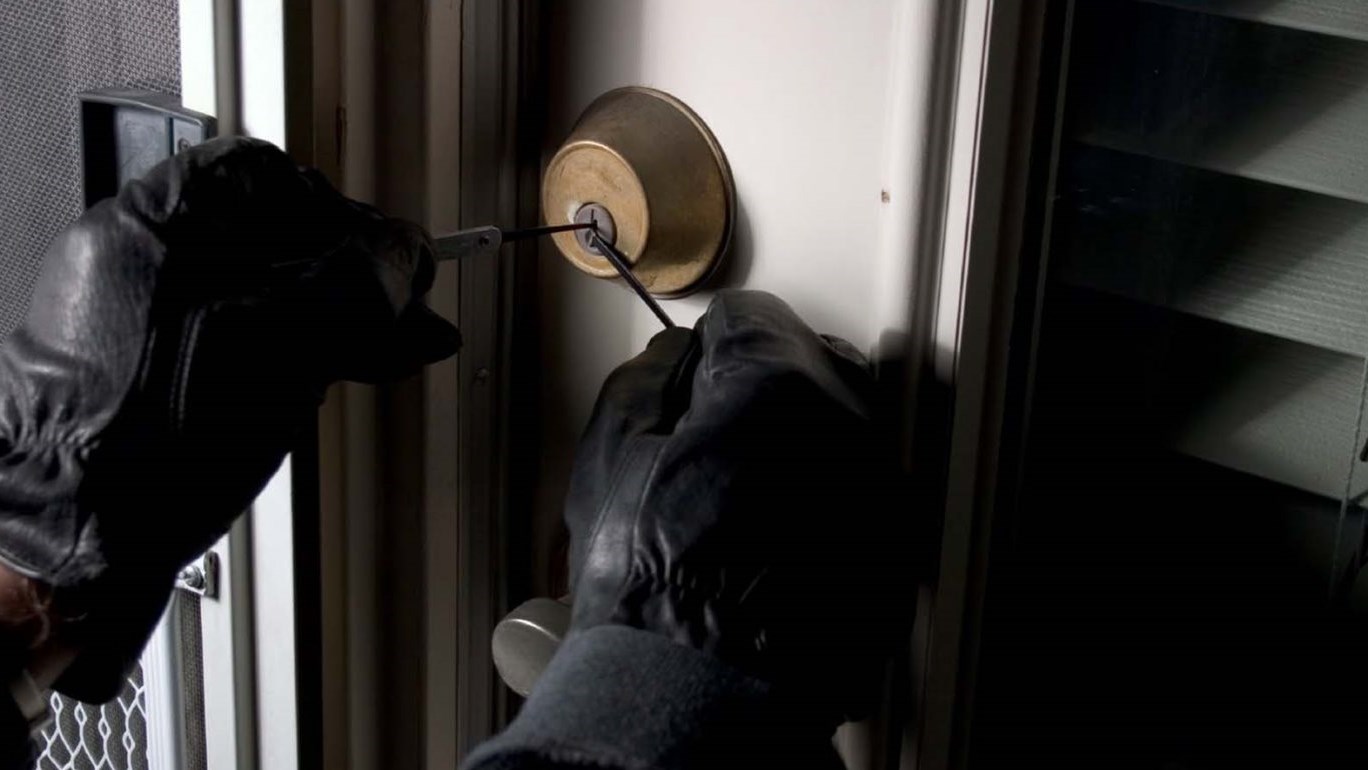 Σκύλος πήρε στο κυνήγι διαρρήκτες