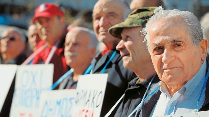 Συγκέντρωση διαμαρτυρίας συνταξιούχων – “Δεν θα παραιτηθούμε από όσα έχουμε κερδίσει με αίμα” δηλώνουν – ΦΩΤΟ
