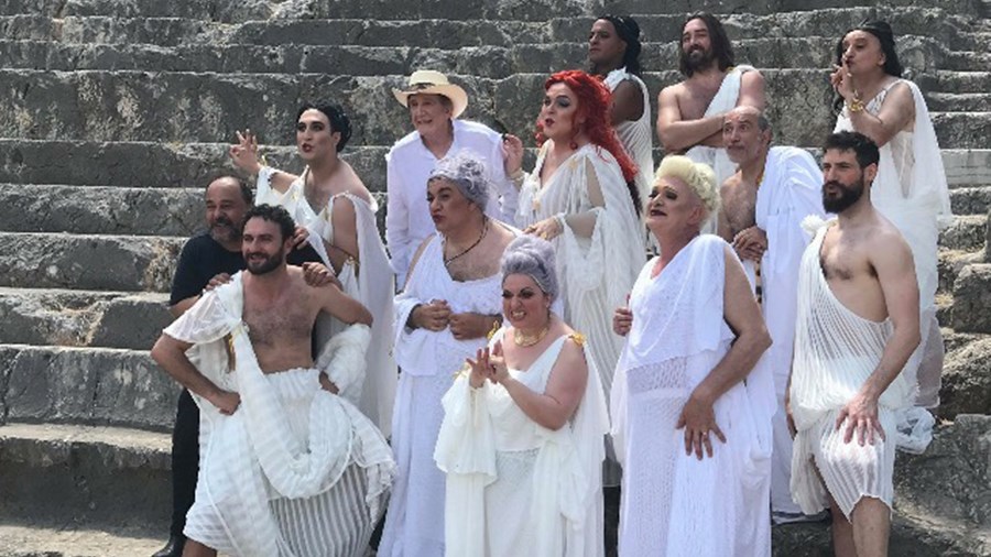 Οι πρώτες πόζες από το τρέιλερ των Εκκλησιαζουσών!