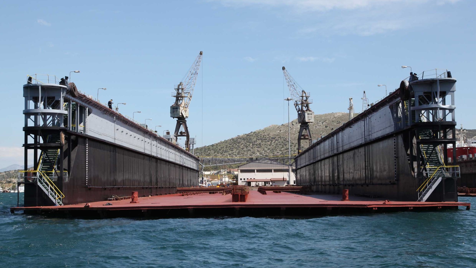 Επιχείρηση της πυροσβεστικής στη ναυπηγοεπισκευαστική ζώνη στο Πέραμα – ΤΩΡΑ