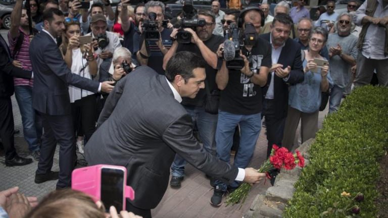 Κόκκινα γαρύφαλλα στο μνημείο του Λαμπράκη άφησε ο Τσίπρας – ΒΙΝΤΕΟ – ΦΩΤΟ