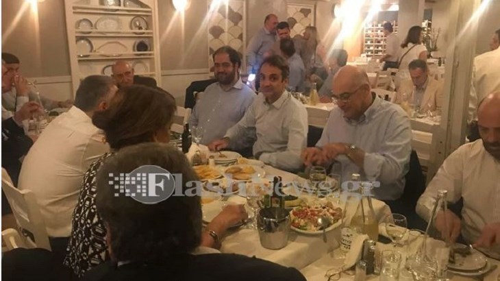 Ο Κυριάκος Μητσοτάκης δείπνησε με φίλους και βουλευτές της ΝΔ σε ταβέρνα των Χανίων