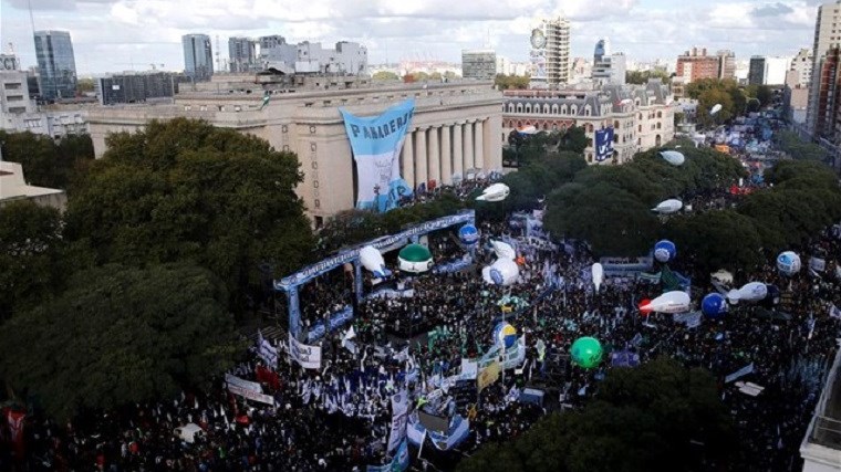 Χιλιάδες άνθρωποι διαδήλωσαν κατά των διαπραγματεύσεων Αργεντινής – ΔΝΤ