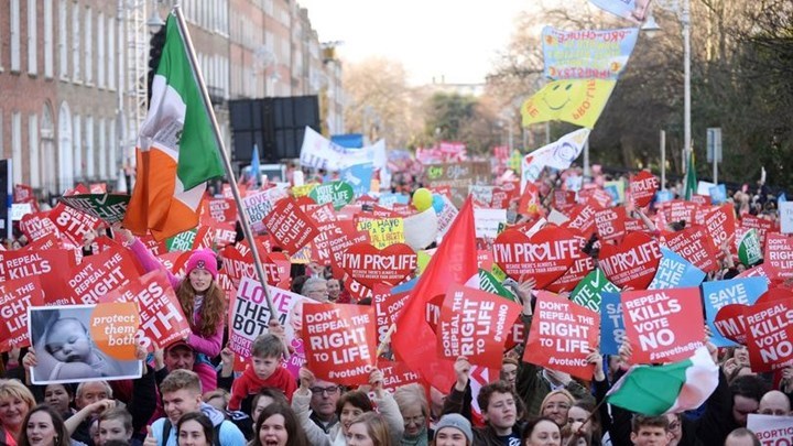 Exit poll: Το 68% των Ιρλανδών τάσσεται υπέρ της νομιμοποίησης των αμβλώσεων