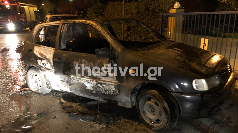 Οπαδοί του ΠΑΟΚ επιτέθηκαν σε σύνδεσμο φίλων του Άρη και πυρπόλησαν αυτοκίνητα- ΦΩΤΟ