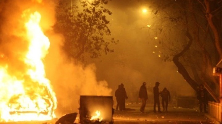 Βροχή από μολότοφ κατά των ΜΑΤ στα Εξάρχεια