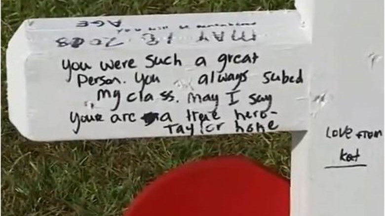 Ξύλινοι σταυροί για τα θύματα του μακελειού στο σχολείο της Σάντα Φε- BINTEO