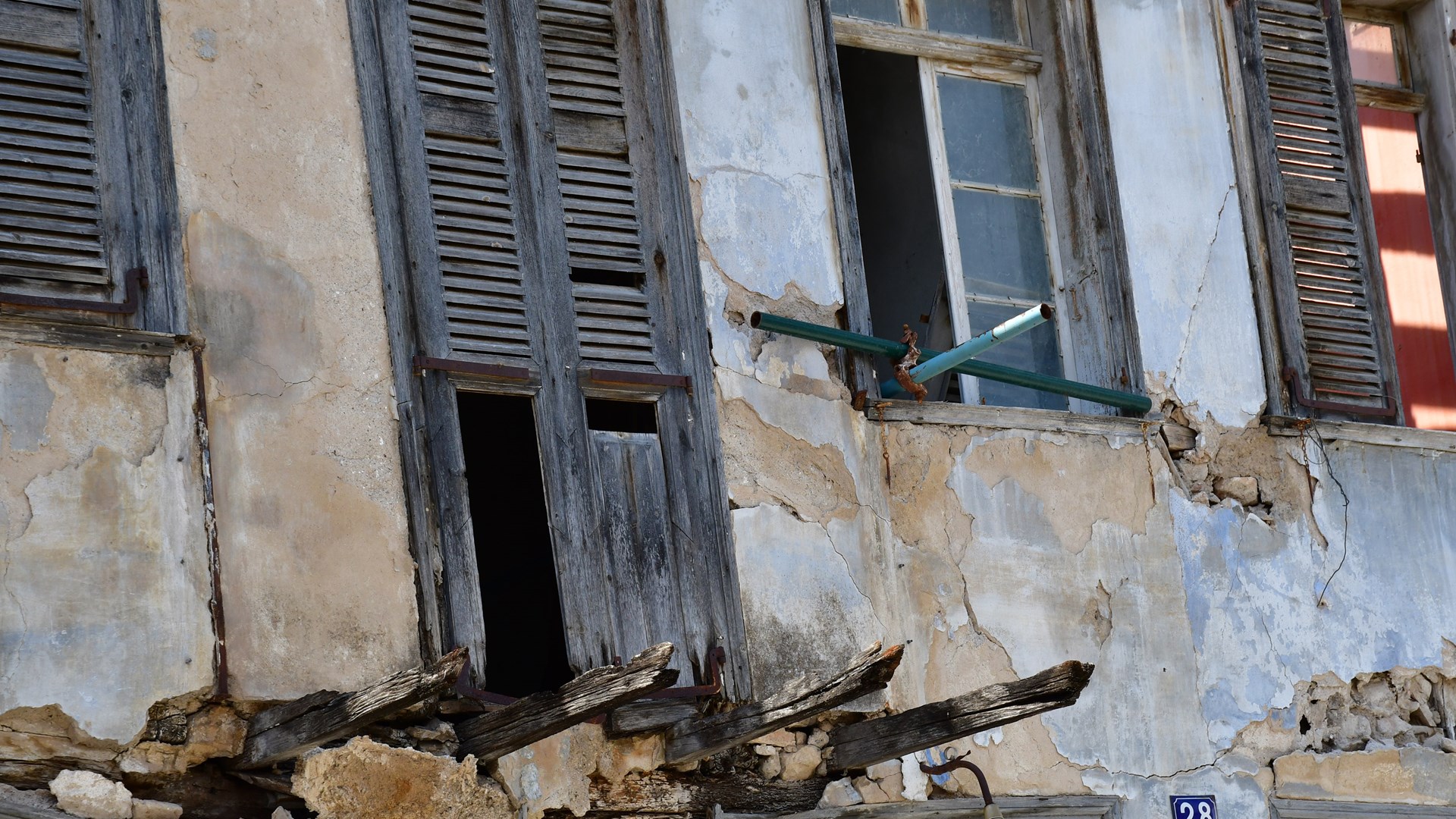 Κίνδυνος από ετοιμόρροπο κτίριο στο κέντρο του Ναυπλίου – ΦΩΤΟ