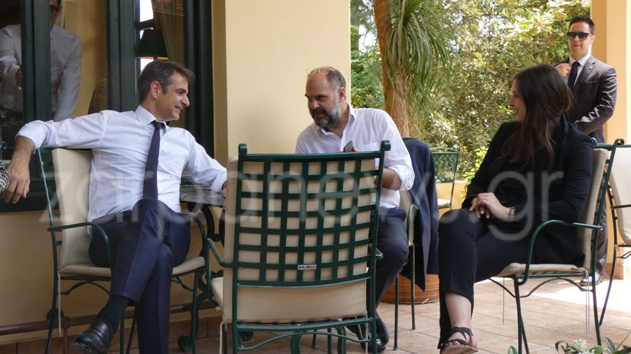 Τα “πηγαδάκια” στον καφέ έπειτα από το μνημόσυνο του Κωνσταντίνου Μητσοτάκη- ΦΩΤΟ