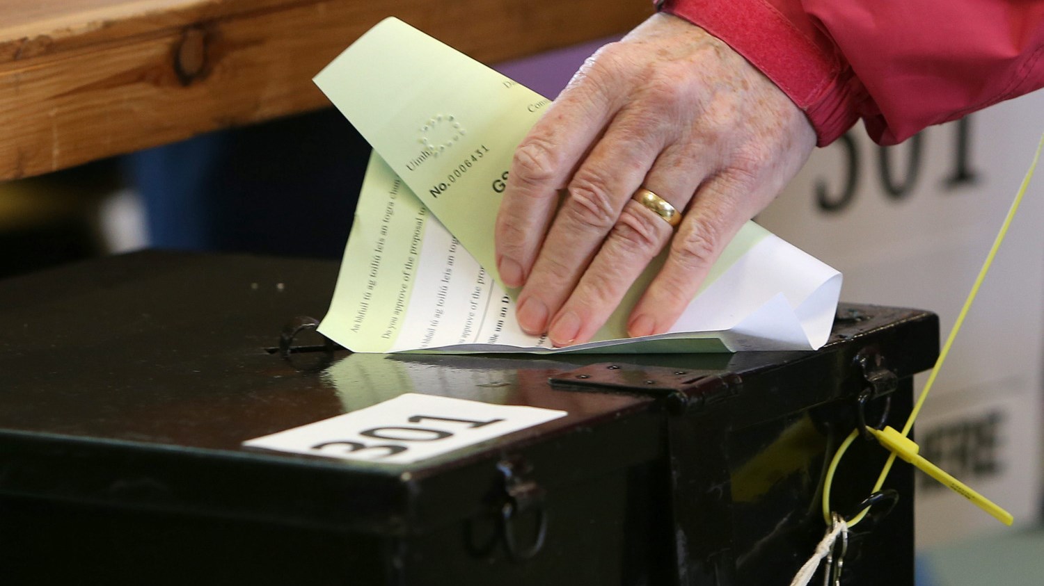 Ηχηρό “Ναι” από τους Ιρλανδούς στη νομιμοποίηση των αμβλώσεων