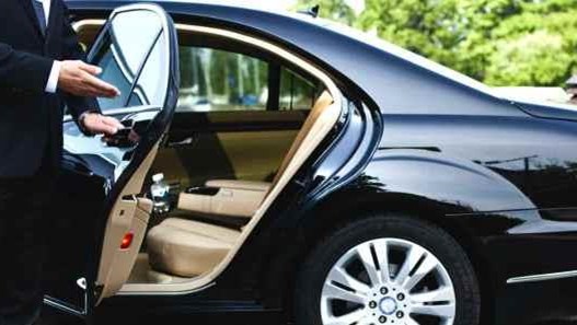 “Πάρτυ” παρανομίας στη Μύκονο: Κύκλωμα με πολυτελείς λιμουζίνες και τουριστικά βαν στα “δίχτυα” της ΑΑΔΕ