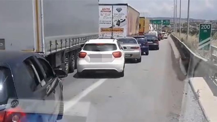 Ασθενοφόρο “κόλλησε” στη Λωρίδα Έκτακτης Ανάγκης – Πώς αντέδρασε ο οδηγός – ΒΙΝΤΕΟ