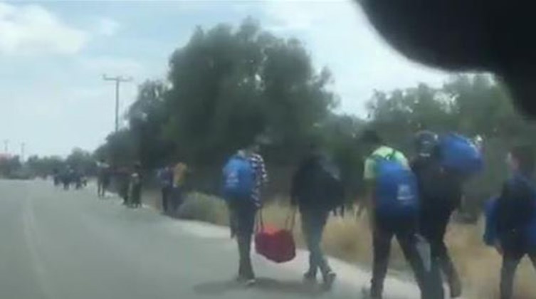 Χάος στη Λέσβο: Άτακτη φυγή Κούρδων από τη Μόρια – Αστυνομικοί εμποδίζουν την είσοδό τους στην πόλη – ΒΙΝΤΕΟ