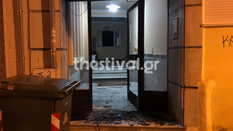 Θεσσαλονίκη: Έκρηξη στην είσοδο πολυκατοικίας- Στο “πόδι” οι ένοικοι- ΦΩΤΟ