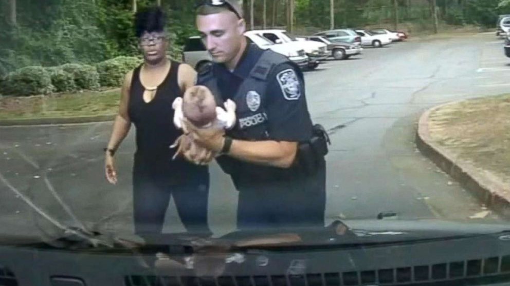 Ήρωας αστυνομικός έσωσε βρέφος δύο μηνών – ΒΙΝΤΕΟ