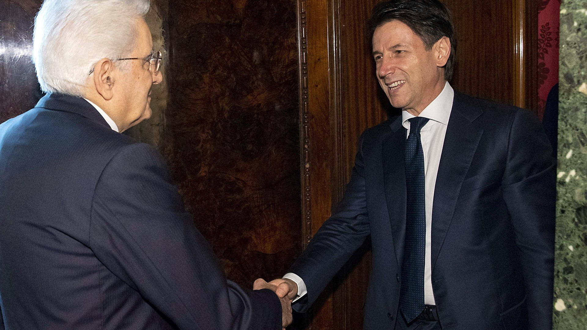 Ραγδαίες εξελίξεις στην Ιταλία: Παρέδωσε την εντολή σχηματισμού κυβέρνησης ο Κόντε – Ο Ματαρέλα δίνει το “χρίσμα” σε πρώην στέλεχος του ΔΝΤ