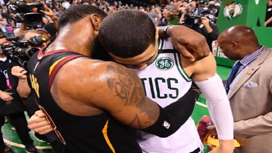 Αγκάλιασε όλους τους παίκτες των Σέλτικς ο Λεμπρόν – ΒΙΝΤΕΟ