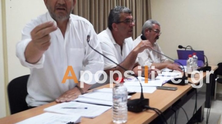 Νταής δήμαρχος επιτίθεται στη δημοσιογράφο που κατέγραφε τη συνεδρίαση του δημοτικού συμβουλίου- Δείτε το ΒΙΝΤΕΟ