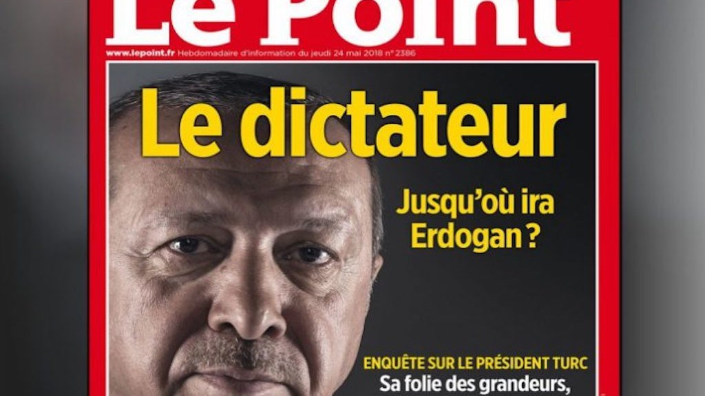 Αστυνομικοί φυλάνε τα περίπτερα με την αφίσα του περιοδικού που έχει εξώφυλλο τον “δικτάτορα” Ερντογάν – ΒΙΝΤΕΟ