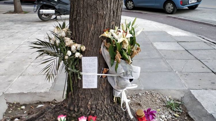 Ραγίζει καρδιές σημείωμα στο σημείο που τραυματίστηκε θανάσιμα 27χρονος στη Θεσσαλονίκη – ΦΩΤΟ