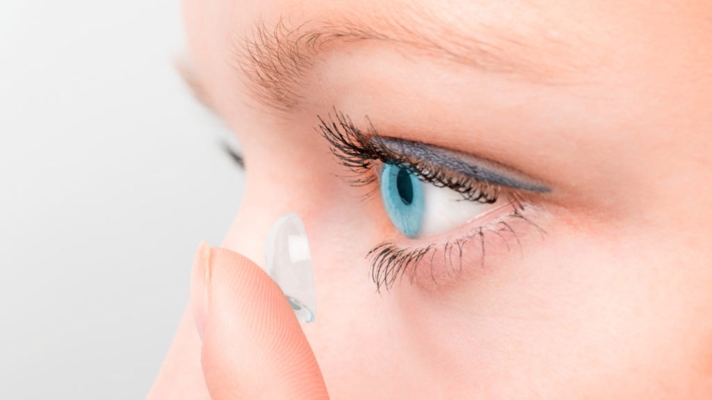 7 λάθη που δεν πρέπει να κάνετε ποτέ με τους φακούς επαφής