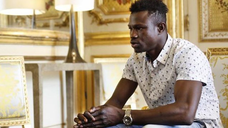 Ο “Σπάιντερμαν” που σκαρφάλωσε 4 ορόφους για να σώσει έναν 4χρονο έγινε και με το νόμο… μόνιμος κάτοικος Γαλλίας