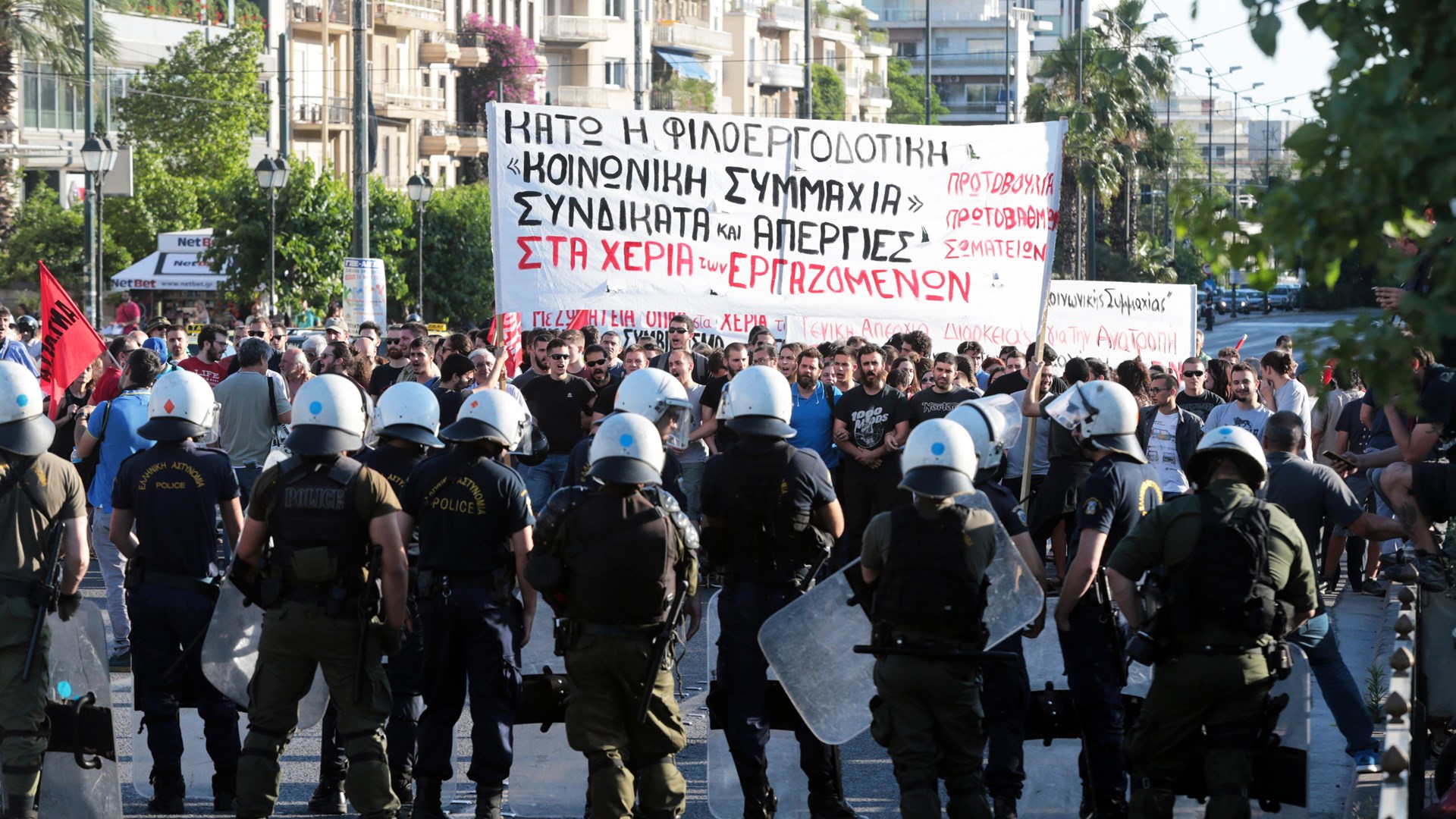Συγκέντρωση έξω από το Μέγαρο Μουσικής κατά της γενικής συνέλευσης του ΣΕΒ – ΦΩΤΟ