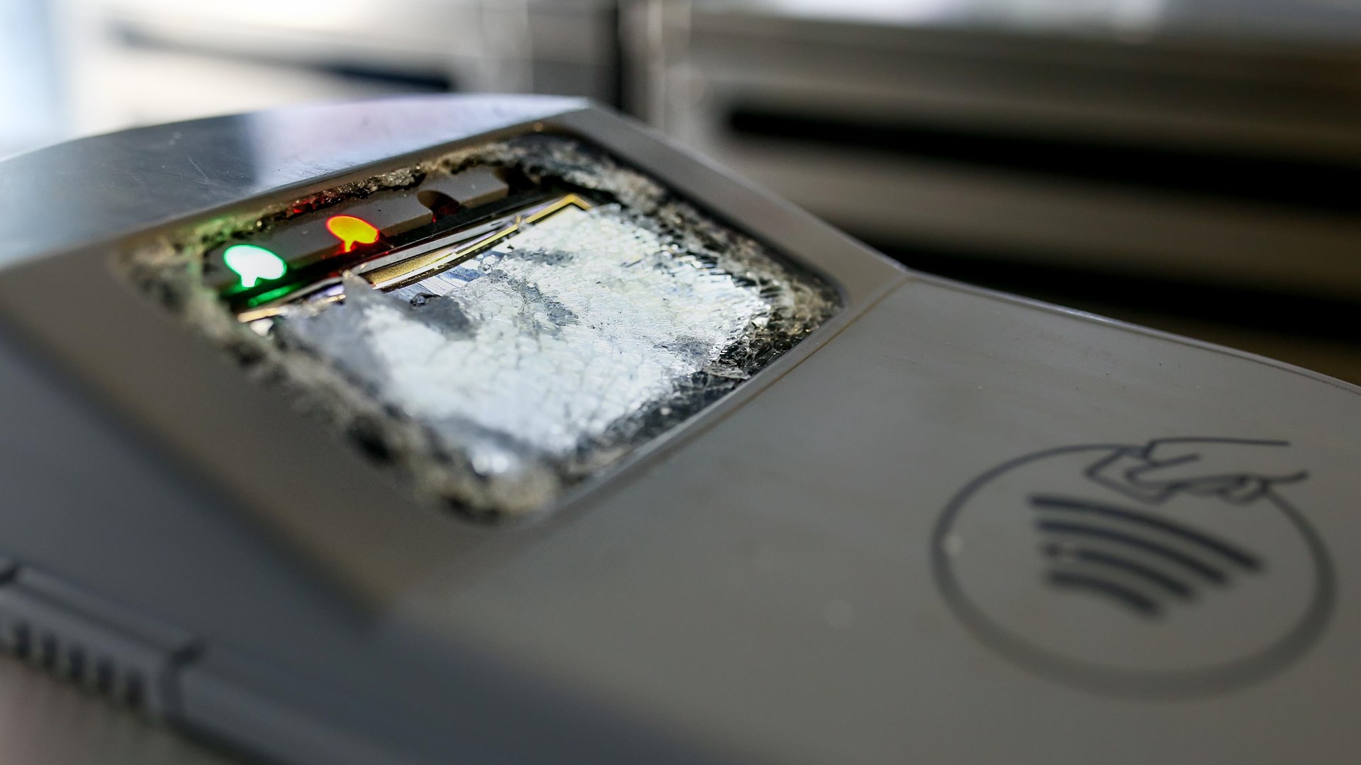 Καταδρομική επίθεση στον σταθμό “Ειρήνη” του ΗΣΑΠ – Έσπασαν ακυρωτικά μηχανήματα