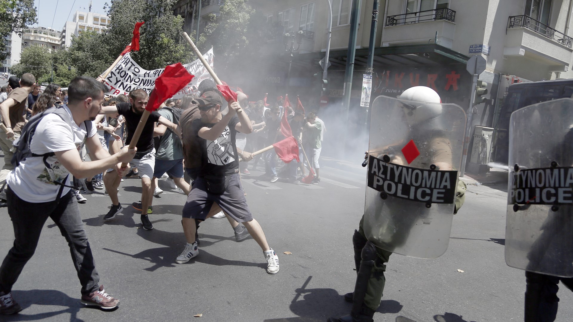 Απεργία ΓΣΕΕ – ΑΔΕΔΥ: Στο δρόμο οι εργαζόμενοι – Με επεισόδια ολοκληρώθηκε το συλλαλητήριο- ΒΙΝΤΕΟ