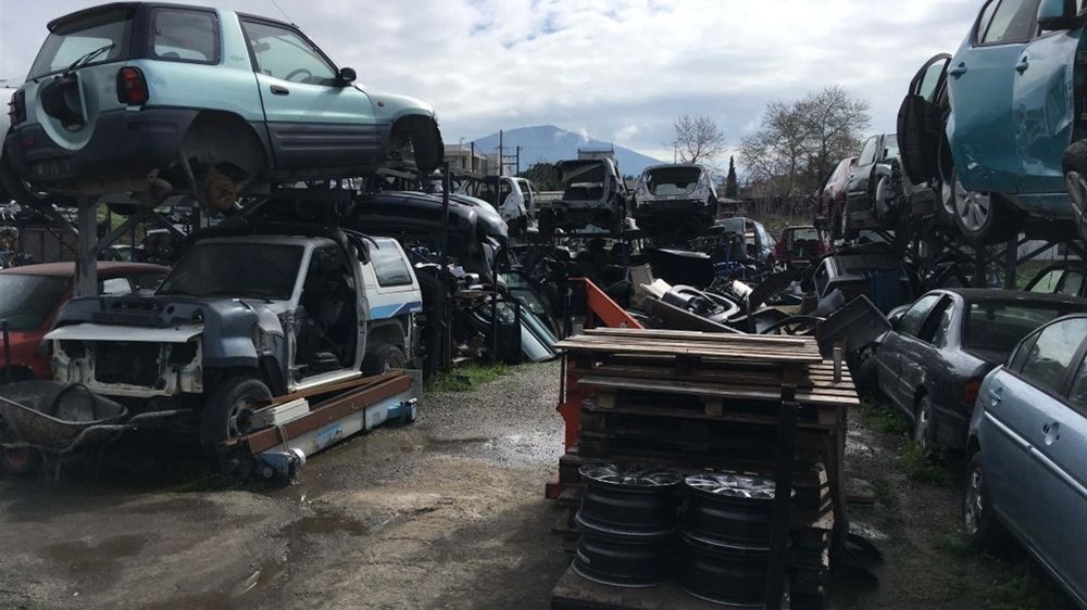 Έκαναν κομμάτια αυτοκίνητα και τα πουλούσαν για ανταλλακτικά – ΦΩΤΟ