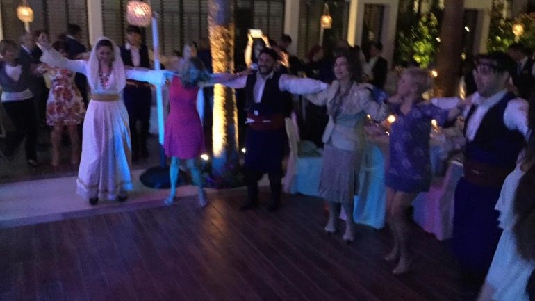 Ζήλεψε τον Κάρολο και… έσυρε το χορό η βασίλισσα Σοφία