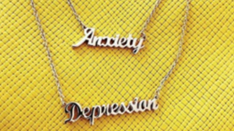 Εταιρεία κοσμημάτων κατηγορείται για “ρομαντικοποίηση των ψυχικών ασθενειών” – ΦΩΤΟ